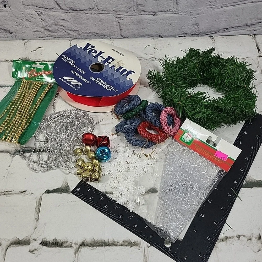 Vintage Christmas Tree Trimming Lot Snowflakes Bells‎ Garland Wreath Holiday